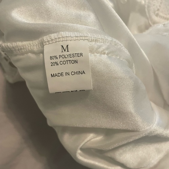 White dress made of embroidered material - Picture 6 of 7